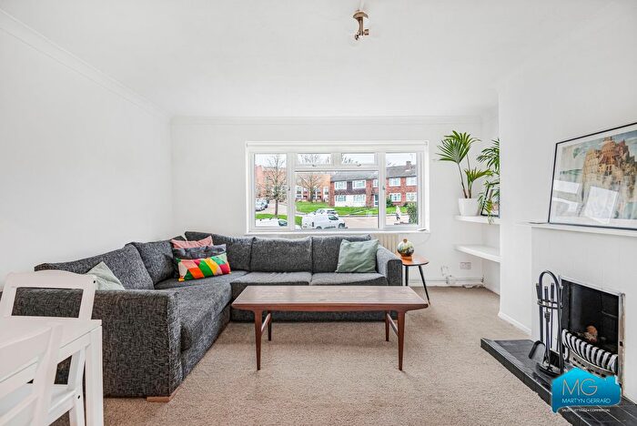 2 Bedroom Flat To Rent In Martins Walk, London, N10