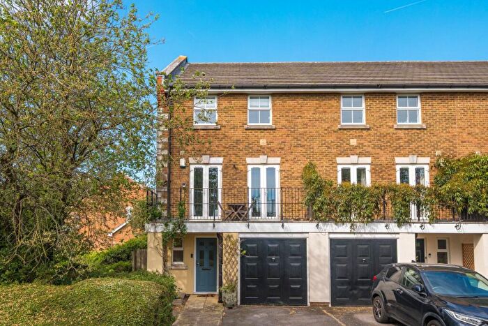 4 Bedroom End Of Terrace House For Sale In Barlow Drive, Shooters Hill, London, SE18