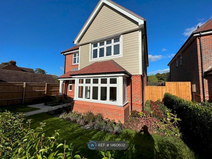 4 Bedroom Detached House To Rent In Clarence Mews, Leatherhead, KT22