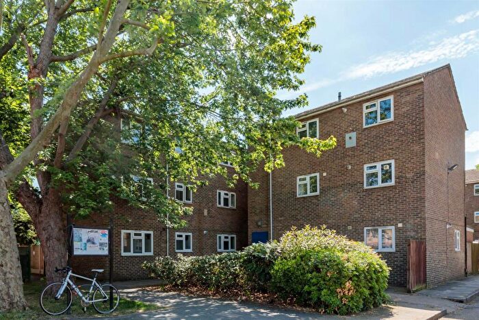 3 Bedroom Flat To Rent In Brierly Gardens, London, E2