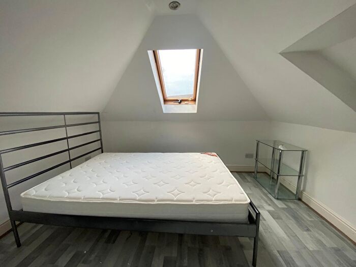 Studio To Rent In All Bills Included/Aldborough Road South, Ilford, Essex, IG3