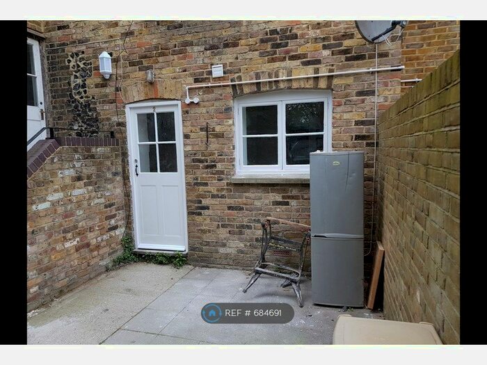 1 Bedroom Flat To Rent In Trinity Square, Margate, CT9