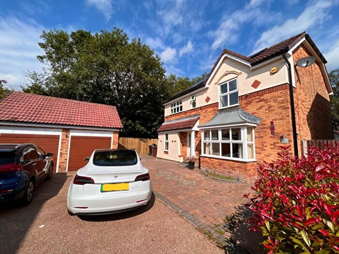 4 Bedroom Detached House To Rent In Middlethorne Court, Leeds, LS17