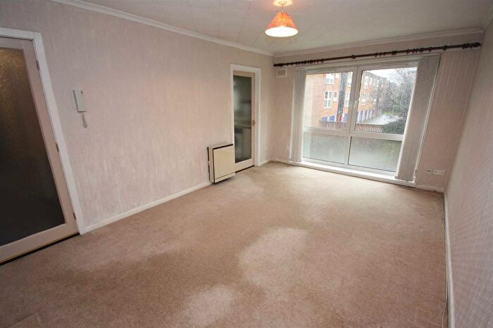 2 Bedroom Flat To Rent In Altrincham Road, Wythenshawe, Manchester, M23