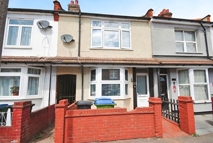 3 Bedroom Terraced House For Sale In Chester Road, Watford, WD18