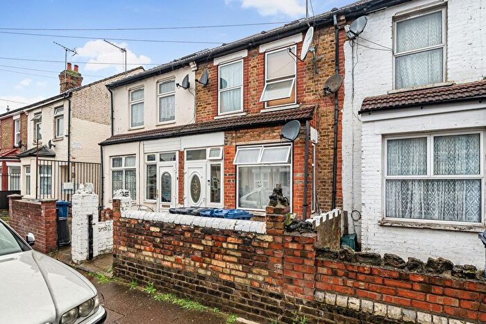 2 Bedroom Flat To Rent In Beverley Road, Southall, UB2