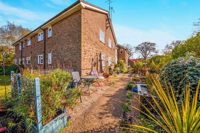 2 Bedroom Flat For Sale In Letty Green, Letty Green, Hertford, SG14