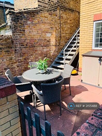 2 Bedroom Flat To Rent In St Johns Hill, London, SW11