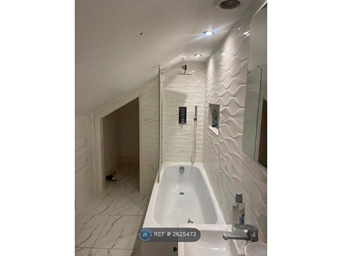 3 Bedroom Flat To Rent In St. Peters Road, Uxbridge, UB8