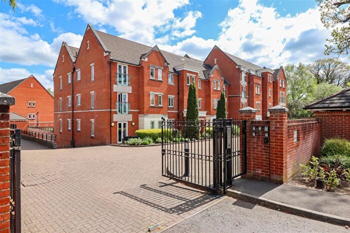2 Bedroom Flat For Sale In Comptons Lane, Horsham, RH13