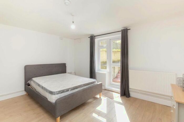 3 Bedroom Flat To Rent In Montague Road, Richmond, TW10
