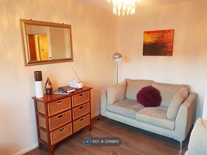 2 Bedroom Flat To Rent In Baycliff Drive, Chesterfield, S40