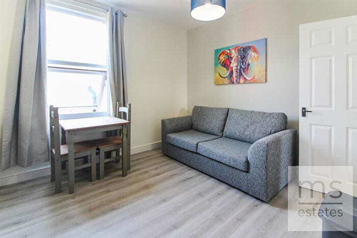 2 Bedroom Flat To Rent In Wellington Square, Nottingham, NG7