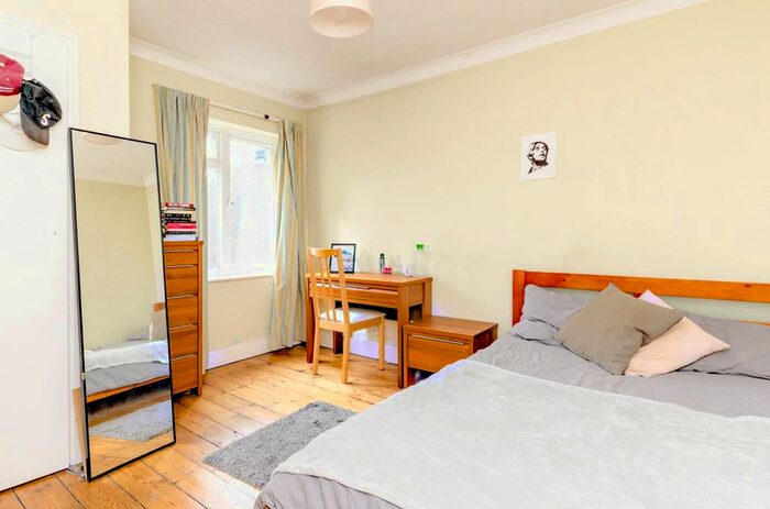 4 Bedroom Semi-Detached House To Rent In Aldershot Road, Stoughton, Guildford, GU2