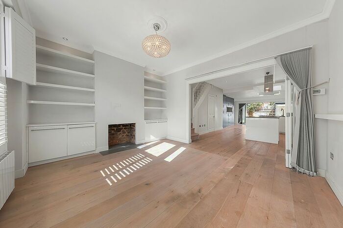 3 Bedroom Detached House To Rent In Sheen Road, Richmond, TW9