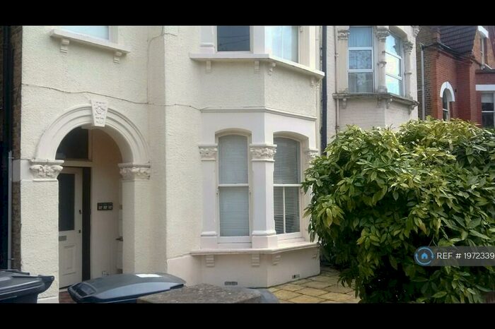 2 Bedroom Flat To Rent In Garden, London, SE24