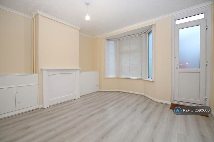 3 Bedroom Terraced House To Rent In Castle Road, Chatham, ME4