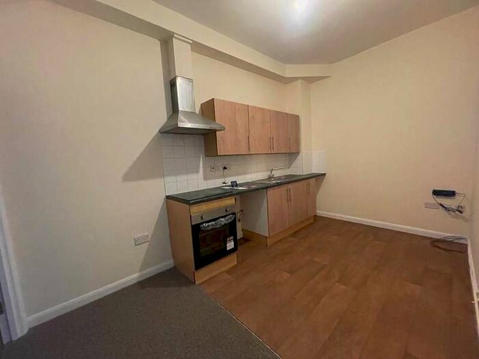 2 Bedroom Flat To Rent In Queen Street, Gravesend, Kent, DA12
