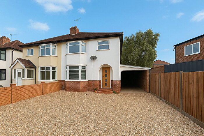 3 Bedroom Semi-Detached House For Sale In Lower Farnham Road, Aldershot, Hampshire, GU11