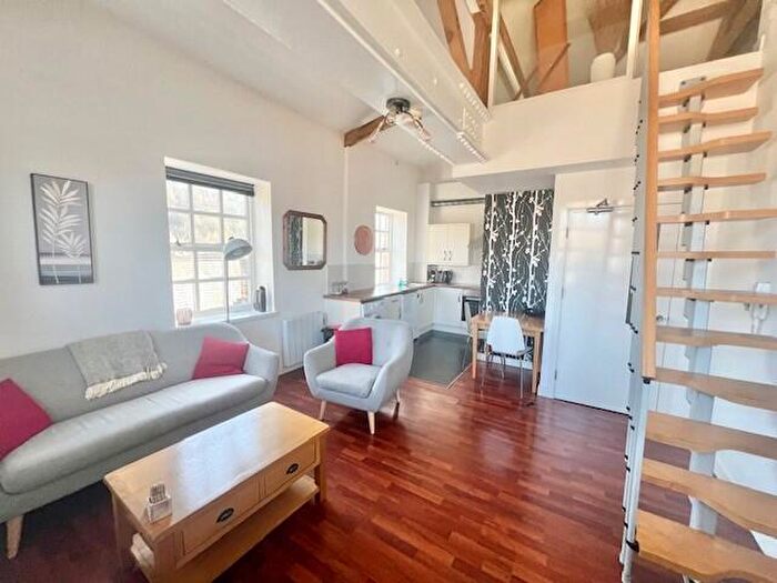 3 Bedroom Apartment To Rent In Causeway House, Berwick Street, Halifax, HX1