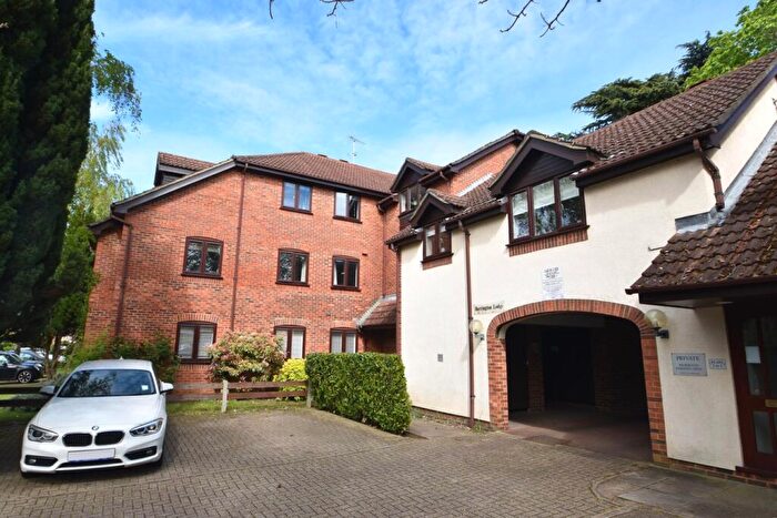 1 Bedroom Apartment For Sale In Barrington Lodge, Weybridge, KT13