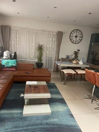 2 Bedroom Flat To Rent In Tudor Drive, Morden Surrey, London, SM4