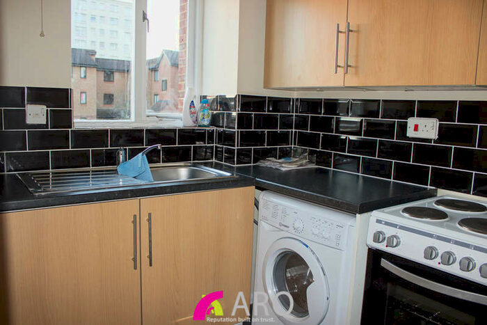 1 Bedroom Flat To Rent In Honey Close, Dagenham, RM10