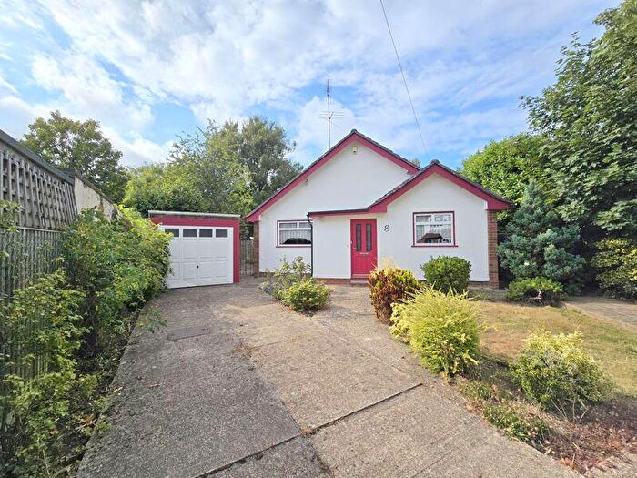 3 Bedroom Bungalow For Sale In Hillview Close, Hatch End, HA5
