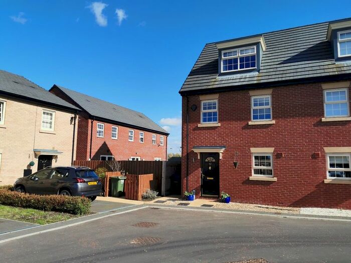 3 Bedroom Semi-Detached House To Rent In Stoborough Crescent, Featherstone, Pontefract, West Yorkshire, Uk, WF7