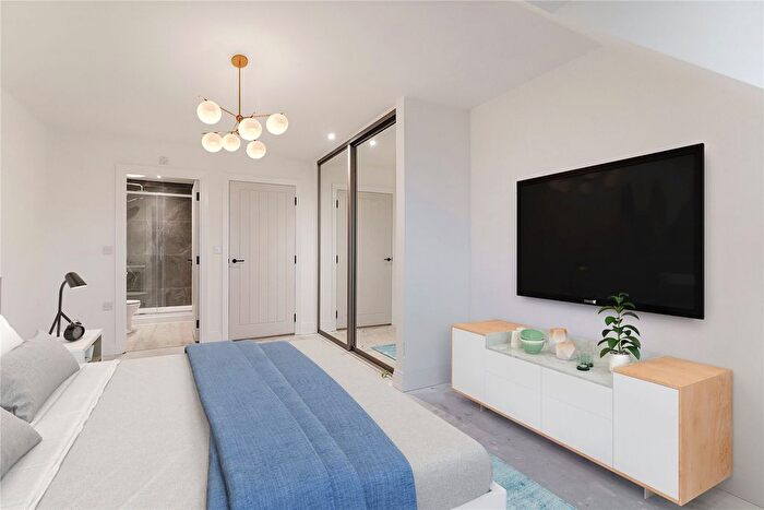 2 Bedroom Flat For Sale In Walton Road, West Molesey, KT8