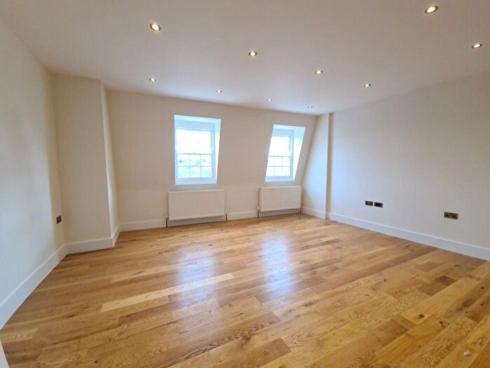 2 Bedroom Flat To Rent In High Street South, Dunstable, LU6