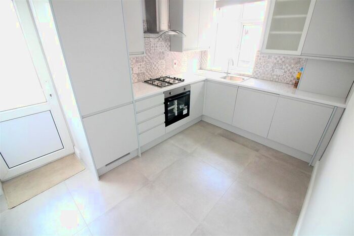 4 Bedroom Flat To Rent In Teignmouth Parade, Perivale, Greenford, UB6