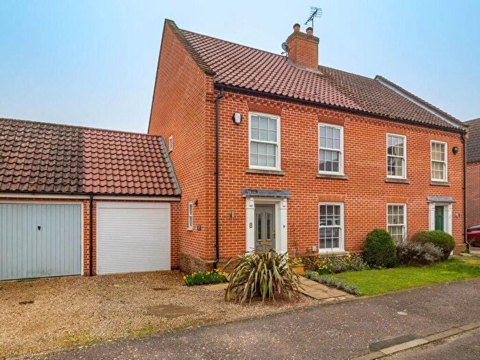 3 Bedroom Semi Detached House For Sale In Oaklands Cresent, Holt, NR25