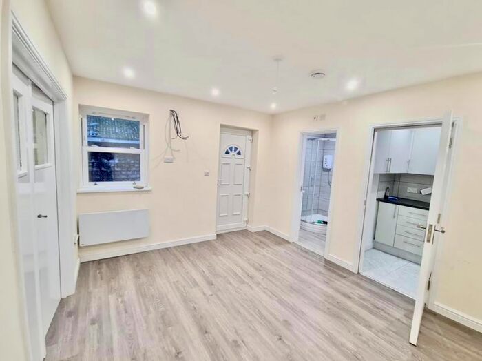 1 Bedroom Flat To Rent In Ryefield Avenue, Uxbridge, UB10