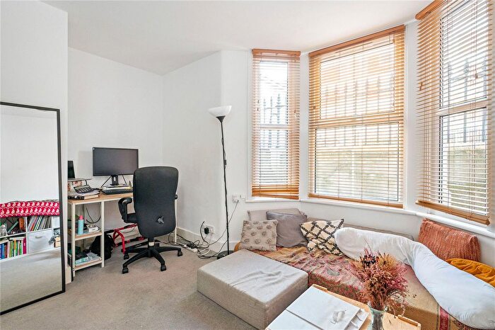 1 Bedroom Flat To Rent In Temple Dwellings, Temple Street, London, E2