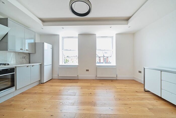2 Bedroom Flat To Rent In Garratt Lane, London, SW18