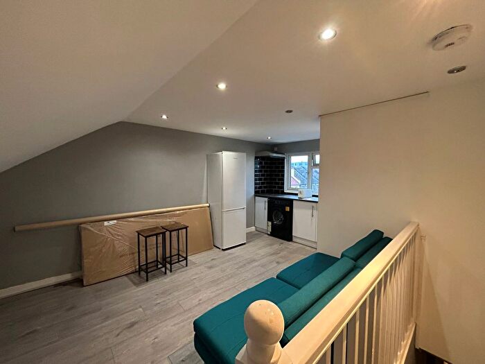 1 Bedroom Studio To Rent In Kingsley Road, TW3