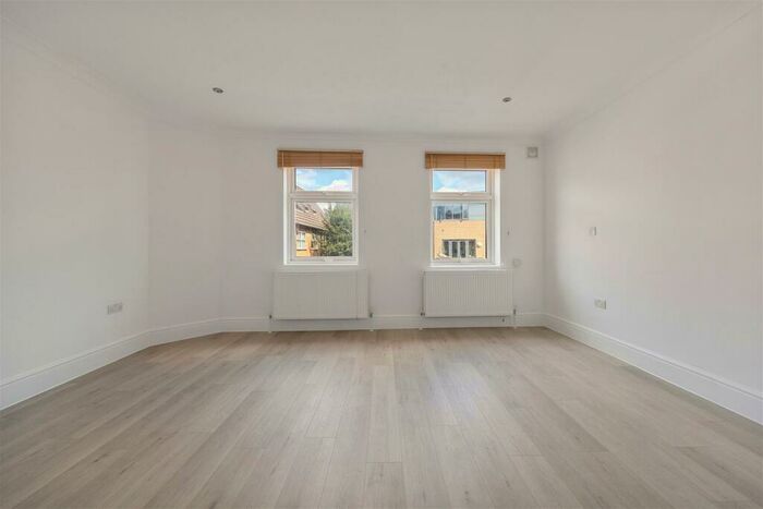 Apartment To Rent In Hoe Street, Walthamstow, E17