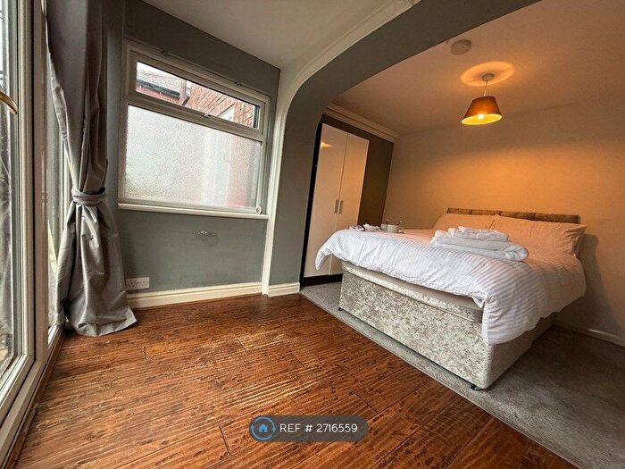 3 Bedroom Semi-Detached House To Rent In Chesterton Grove, Droylsden, M43