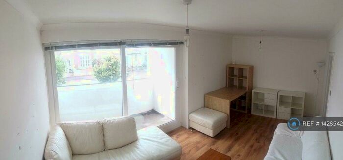 2 Bedroom Flat To Rent In Willes Court, Leamington Spa, CV31