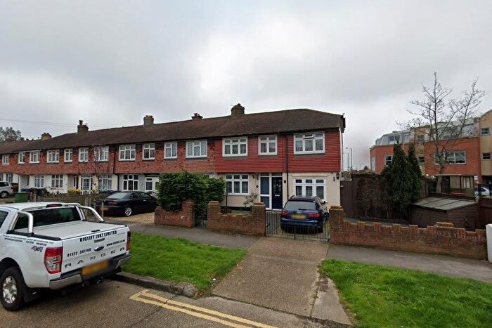 Studio To Rent In Woodland Way, Tolworth, Surbiton, KT5