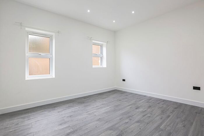 3 Bedroom Flat To Rent In Grosvenor Avenue, Carshalton, SM5