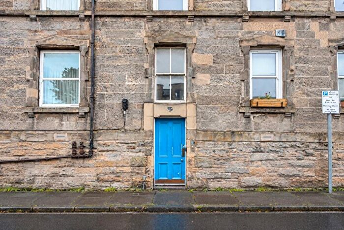 2 Bedroom Flat To Rent In Milton Street, Abbeyhill, Edinburgh, EH8