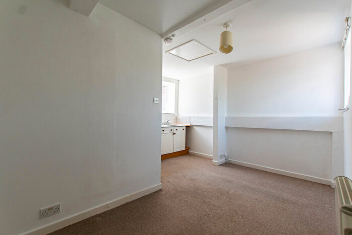 Apartment To Rent In Whaddon Drive, Cheltenham, GL52