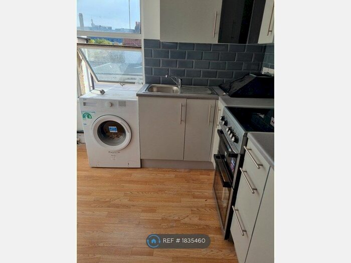 2 Bedroom Flat To Rent In Lea Road, Southall, UB2