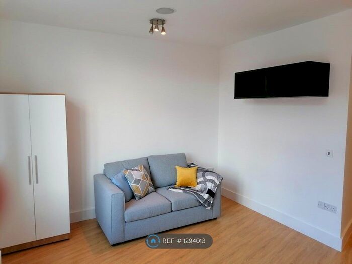 Studio To Rent In Victoria Court, Stockport SK1