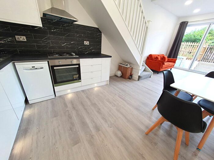 1 Bedroom Flat To Rent In Queens Drive, London, N4