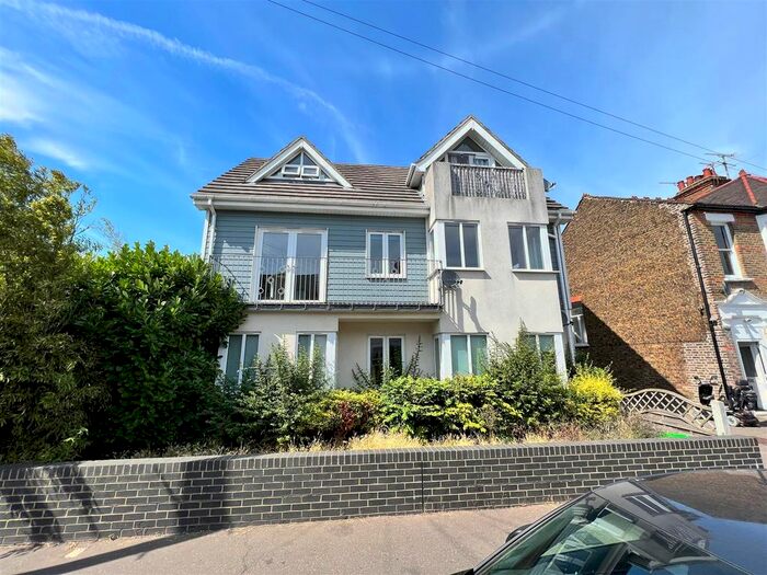 2 Bedroom Flat To Rent In South Avenue, Southend-On-Sea, SS2