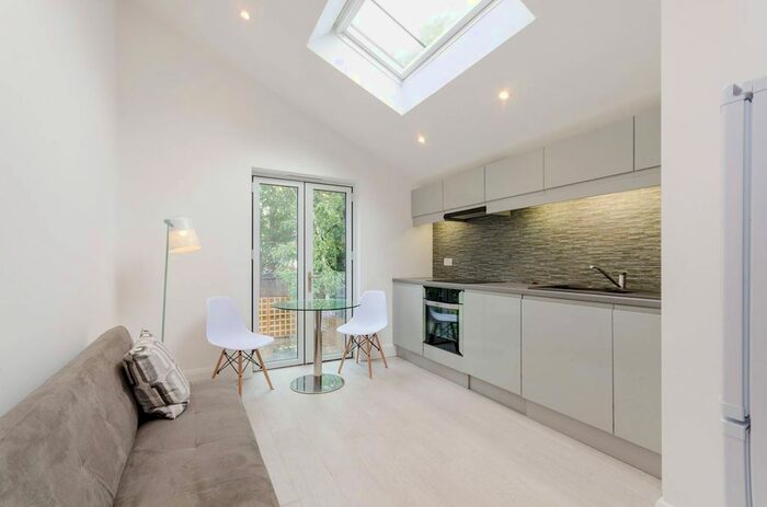 1 Bedroom Maisonette To Rent In Apsley Road, South Norwood, London, SE25