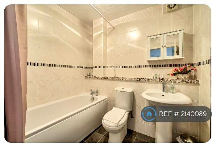 2 Bedroom Flat To Rent In Lochrin Place, Edinburgh, EH3